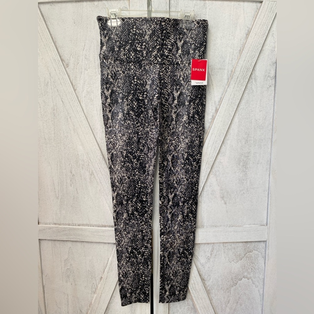 New Spanx Faux Leather Leggings HighWaist Full Length Sz Medium Athletic Wear
